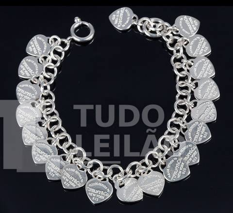 TIFFANY & Co. Pulseira com corações em prata de lei, com delicados berloques de coração com inscrição Return to Tiffany