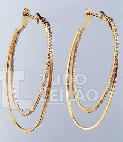 VIVARA. Par de brincos estelar, em ouro amarelo 18k com 86 diamantes