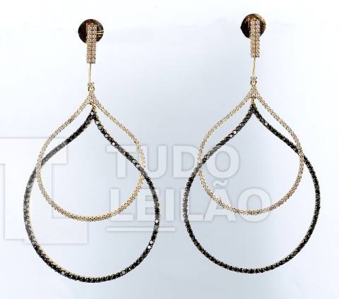 VIVARA. Par de brincos em ouro amarelo 18k, com diamantes brancos de lapidação redonda 0,005 ct cada e diamantes negros com aproximadamente ...