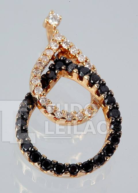 VIVARA. Pingente em ouro amarelo 18k, com diamantes brancos, lapidação redonda e diamantes negros