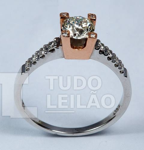 JULIO OKUBO. Anel solitário em ouro branco e amarelo 18k, com diamante central de aproximadamente 0,70 ct, cor J, pureza VS2, 8 diamantes no...