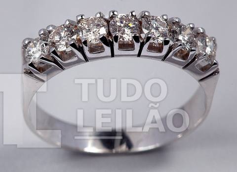Meia aliança em ouro branco 18k, com 7 diamantes de 0,10 cts cada, totalizando: 0,70 cts, de pureza: SI. Aro: 14