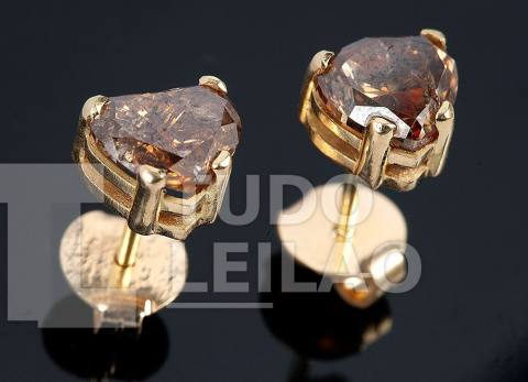 Par de belos brincos em ouro amarelo 18k, com 2 diamantes brown totalizando aproximadamente 2 cts
