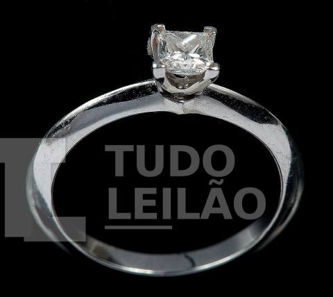 TIFFANY & Co. Lindo solitário em platina, com diamante Princess de 0,34 ct. Aro: 15