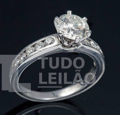 TIFFANY & Co. Lindo anel solitário em platina, com diamante central de 1,17 ct, e 10 diamantes no aro. Aro: 14