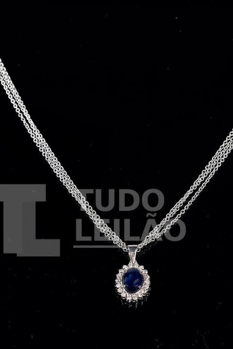 Gargantilha de 3 voltas em ouro branco 18k, com pingente de safira cabochão de aproximadamente 1,5 ct, envolto de 18 diamantes redondos
