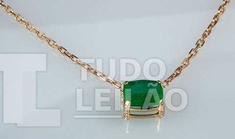 Colar confeccionado em ouro amarelo 18k com uma linda esmeralda de aproximadamente 8 cts e cravejado com diamantes nas garras
