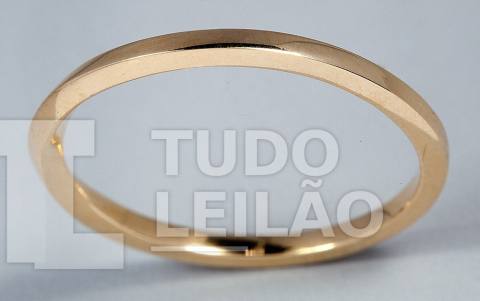 ANTONIO BERNARDO. Aliança em ouro amarelo 18k. Aro: 17,5