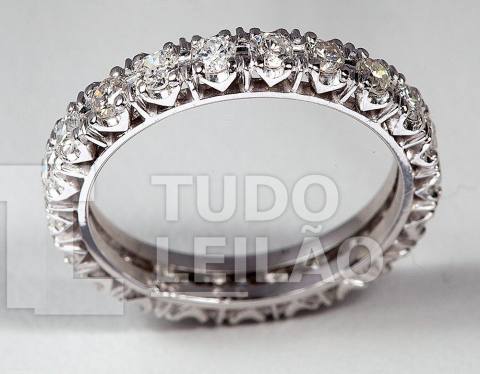 Aliança em ouro branco 18k, com 19 diamantes redondos totalizando aproximadamente 2,28 cts. Aro: 17