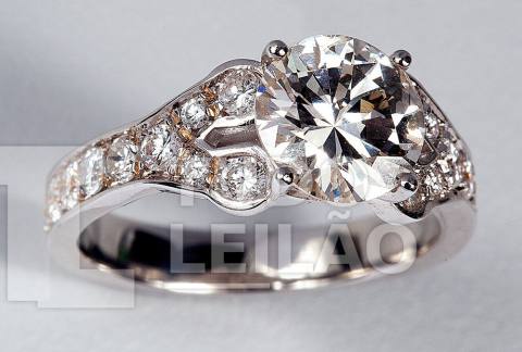 Lindo solitário em ouro branco 18k, com diamante central redondo de aproximadamente 2,30 cts, pureza: SI, cor aproximada: K/L, e 22 diamante...