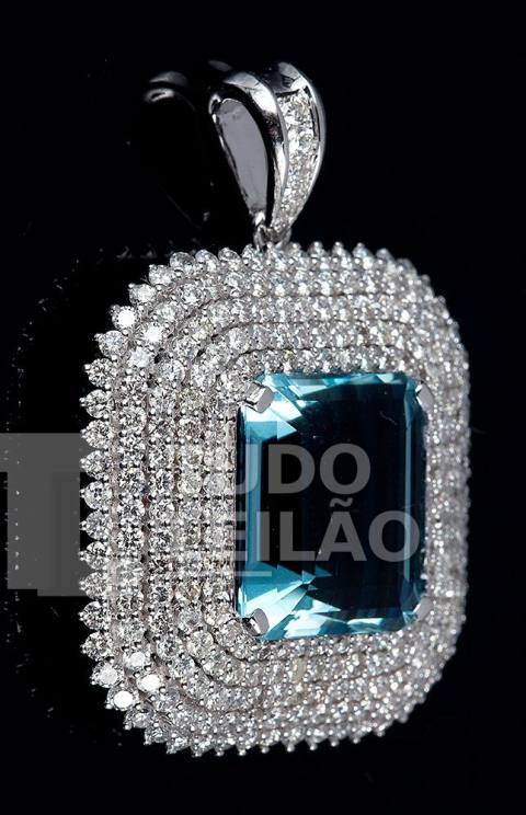 Lindo pingente em ouro branco 18k, cravejado com bela água marinha de 18,15 cts, lapidação Esmeralda. Adornado por 249 diamantes redondos to...
