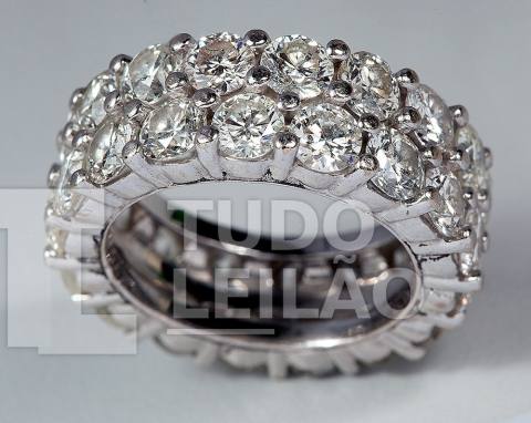Aliança inteira dupla em ouro branco 18k, com 34 brilhantes redondos totalizando 8,16 cts. Purezas: VS/SI/I. Aro: 16