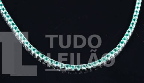 Suntuoso colar Riviera em ouro branco 18k, com 135 esmeraldas redondas, totalizando aproximadamente 12,84 cts