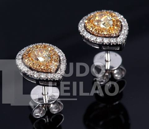 Brincos em ouro branco e amarelo 18k, no formato de gota, com 26 diamantes fancy yellow, sendo 2 de lapidação gota totalizando aproximadamen...
