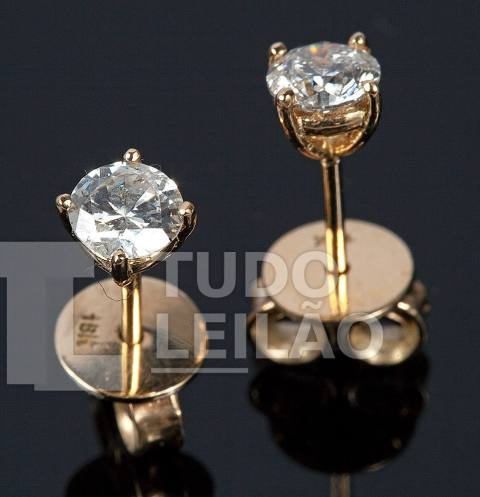 Brinco em ouro amarelo 18k, com 2 diamantes totalizando aproximadamente 0,75 ct