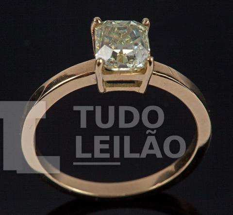 Radiante solitário em ouro amarelo 18k, com diamante Princess Fancy Light Yellow com aproximadamente1,53 ct, de Pureza: VVS2. Aro: 18