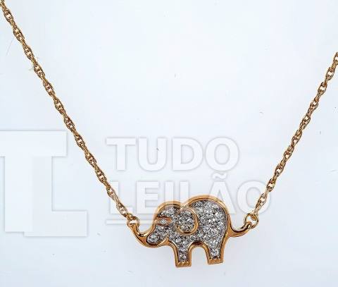 LUCIANO TADINI. Colar em ouro amarelo 18k, com pingente de elefante cravejado com 41 diamantes