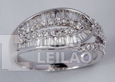 Anel em ouro branco 18k, com 37 diamantes trapézios e baguetes e 47 diamantes redondos. Aro: 19