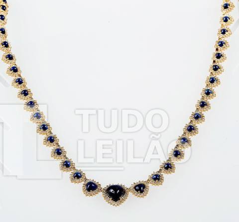 Belíssima gargantilha em ouro amarelo 18k, com 46 safiras azul marinho, sendo a maior com aproximadamente 9,44 mm x 9,30 mm, formato coração...