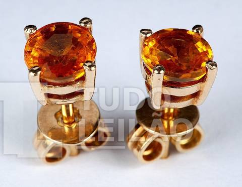 Par de brincos solitário em ouro amarelo 18k, com 2 safiras amarelas totalizando 1,32 cts