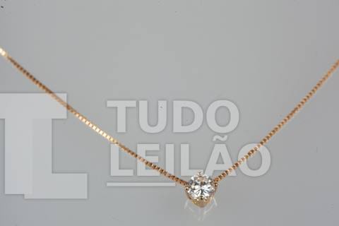 Colar em ouro amarelo 18k, com pingente ponto de luz redondo com aproximadamente 0,15 ct