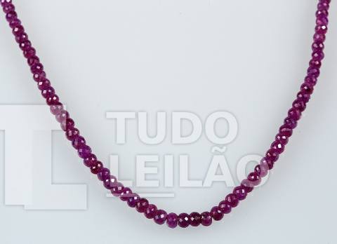 Colar com 147 rubis facetados de diversos tamanhos, com fecho em ouro amarelo 18k
