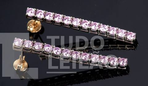 Elegante par de brincos em ouro branco 18k, com safiras rosas, regulando aproximadamente 2,5 cts. Peso total: 5,2 gramas. Medida 4 cm