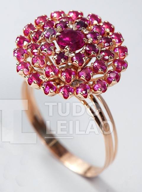 Anel chuveiro em ouro amarelo 18k, com rubi central redondo de aproximadamente 0,30 ct, adornado por 40 rubis. Aro: 16