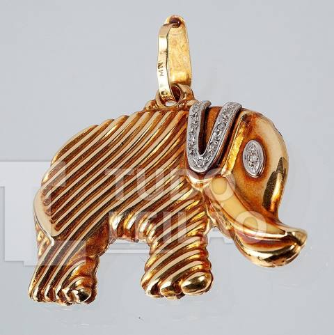 Pingente em ouro amarelo 18k, com a presa em marfim e detalhes cravejados em diamantes