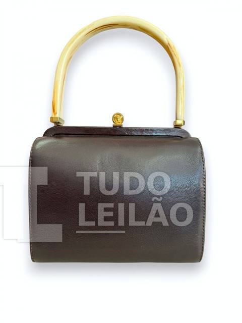 GIANNI VERSACE. Bolsa de mão em couro na cor marrom, com ferragens em dourado. Alça Parte interna forrada em couro