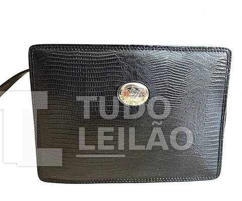 VICTOR HUGO. Bolsa com alça para ombro em couro na cor preta Estilo croco, com parte interna forrada em tecido na cor bege contendo 3 compar...