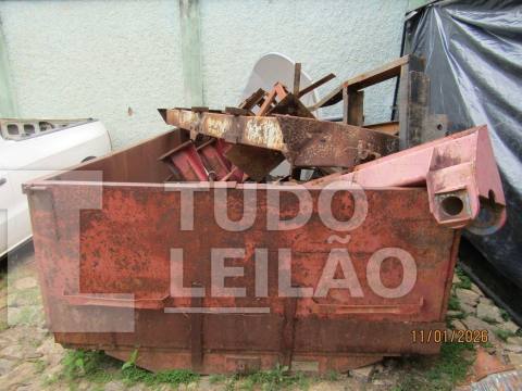 Sucata de Caçamba com Implemento Agrícola