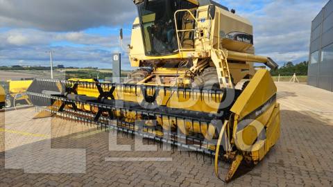 COLHEITADEIRA NEW HOLLAND TC 59 COM PLATAFORMA 23 PÉS
