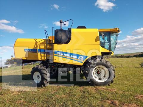 COLHEITADEIRA NEW HOLLAND TC 4.90 COM PLATAFORMA 25 PÉS