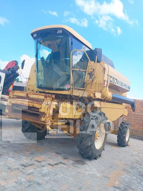 COLHEITADEIRA NEW HOLLAND TC 57 COM PLATAFORMA 19 PÉS