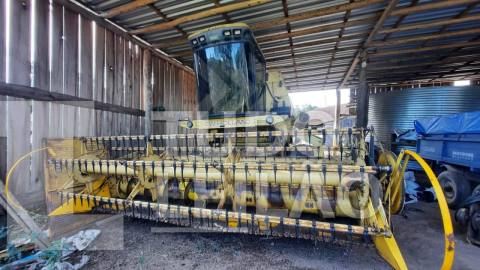 COLHEITADEIRA NEW HOLLAND 5050 COM PLATAFORMA 15 PÉS