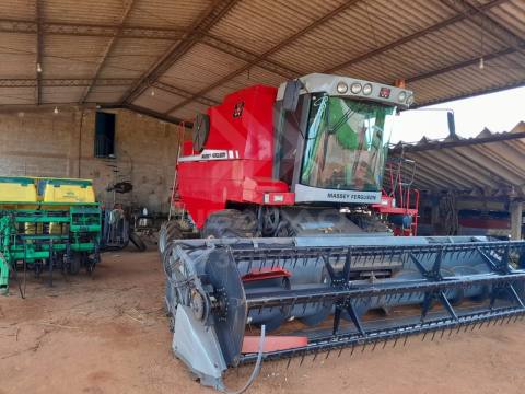 COLHEITADEIRA MASSEY FERGUSON MF 32 ADVANCED COM PLATAFORMA DE GRÃOS 20 PÉS + PLATAFORMA DE MILHO 8 LINHAS