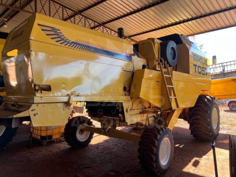 COLHEITADEIRA NEW HOLLAND TC 57 COM PLATAFORMA 19