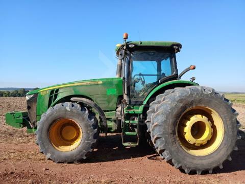 TRATOR JOHN DEERE 8335R CABINADO ANO 2013