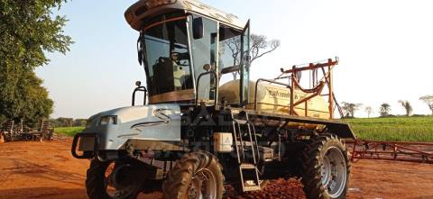 TRATOR VALTRA BM 110 4X4 ACOPLADO PULVERIZADOR