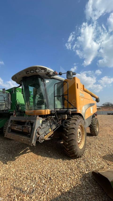 COLHEITADEIRA VALTRA BC 7500 COM PLATAFORMA 30 PÉS ANO 2014