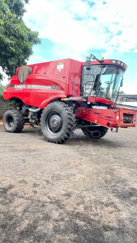 COLHEITADEIRA CASE 8230 C/ PLAT. CRACOL 35 PÉS ANO 2014